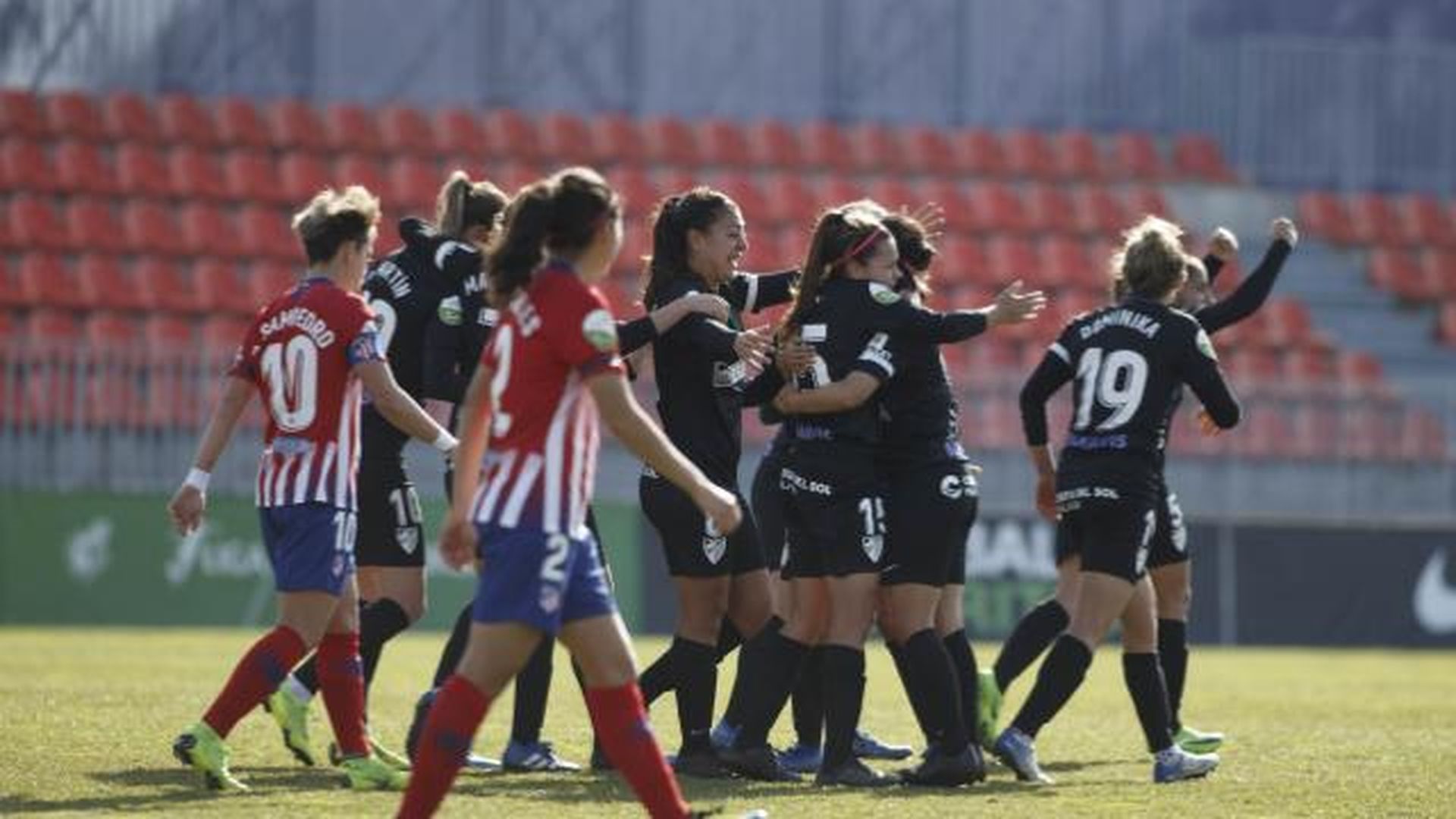 varias_jugadoras_del_malaga_femenino_celebran_un_gol_.jpg