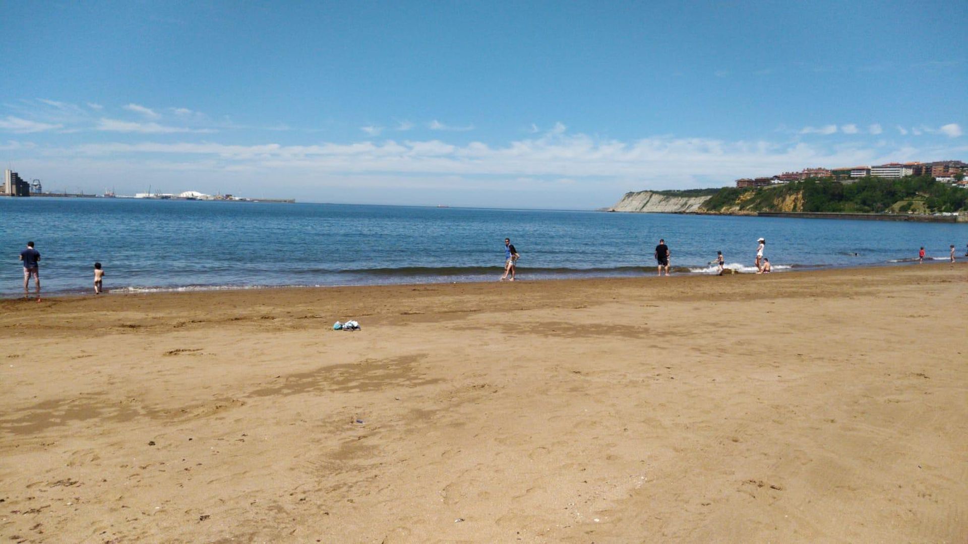 varias_personas_caminan_en_la_playa_de_ereaga_en_getxo.jpeg
