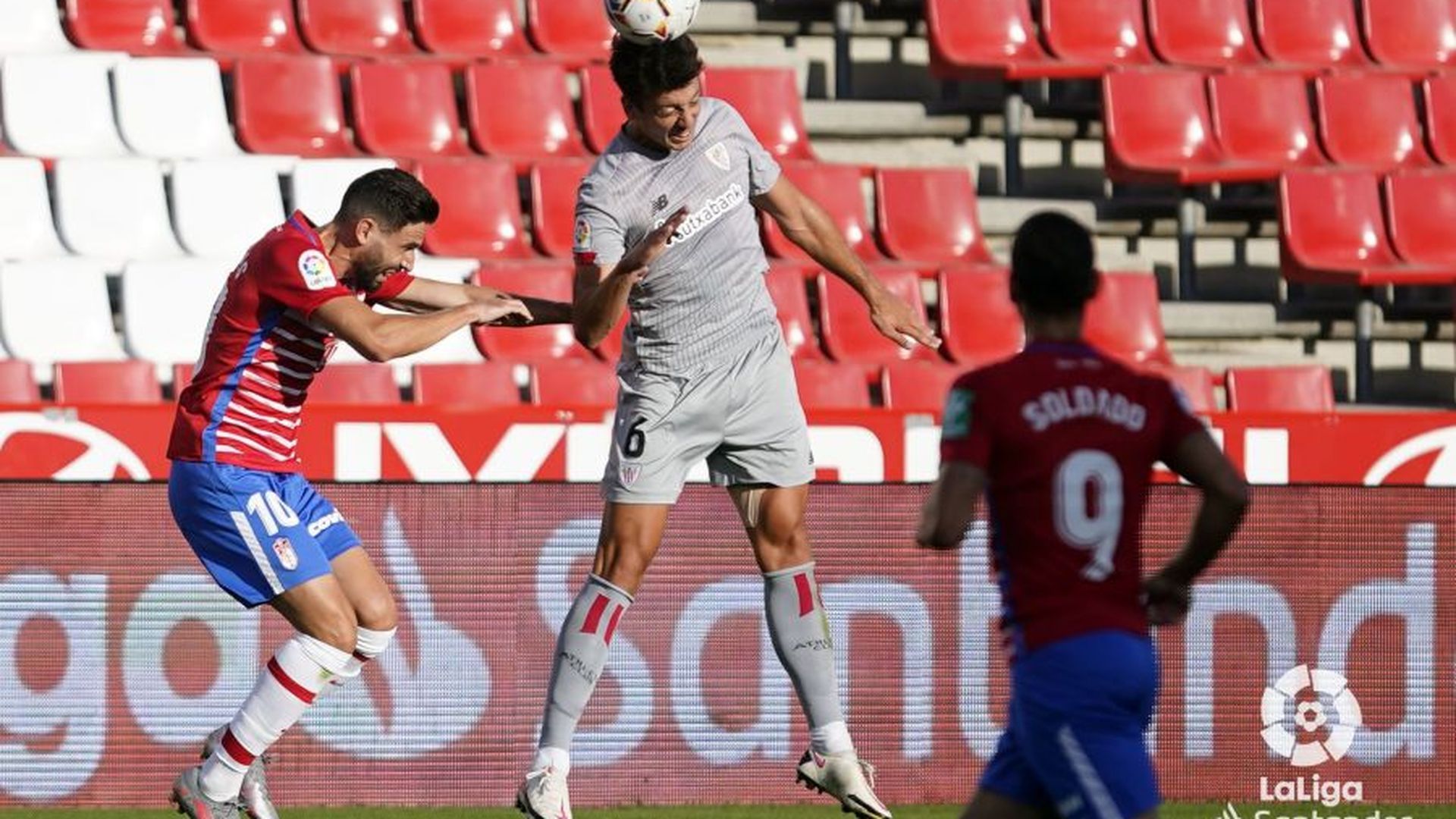 vesga_golpea_el_balon_con_la_cabeza_durante_el_granada_athletic_foto_laliga_001.jpeg