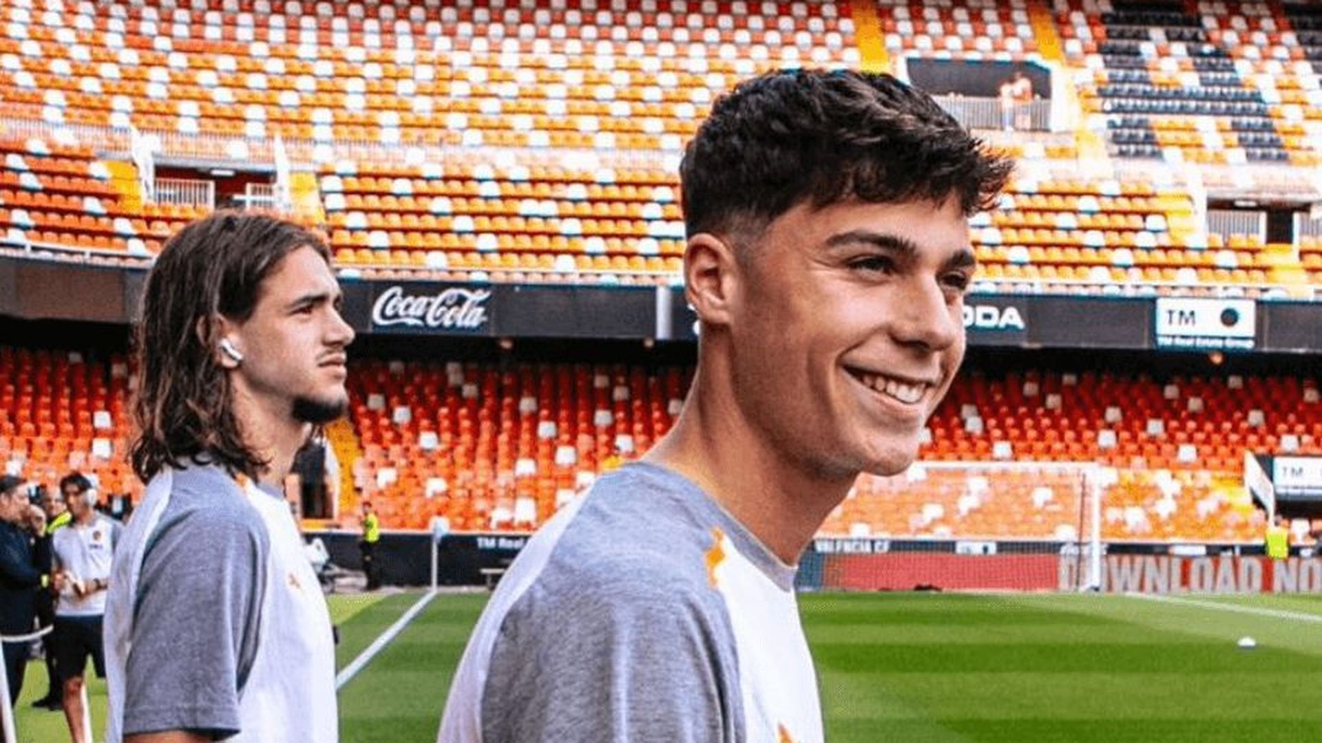 vicent_abril_entra_a_mestalla_001.png