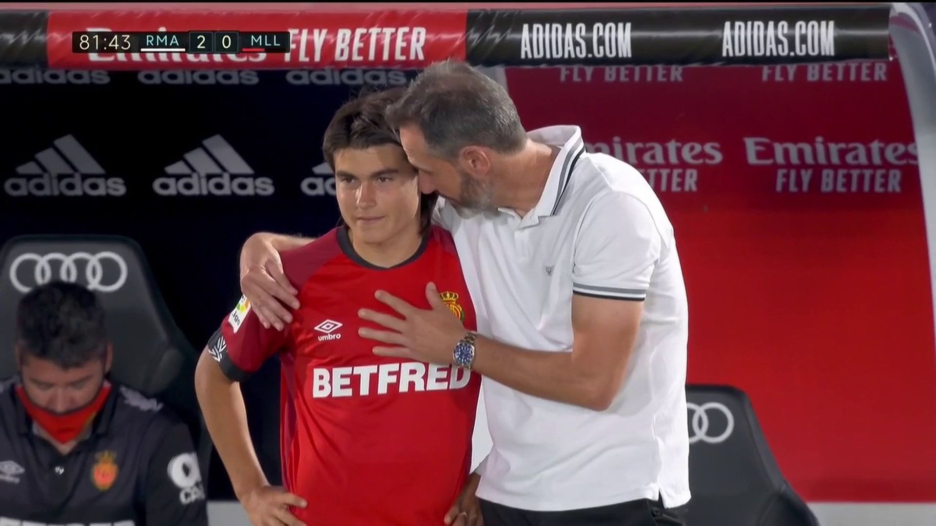 vicente_moreno_dialoga_con_luka_romero_antes_de_que_este_ingrese_en_el_partido_entre_e.jpg