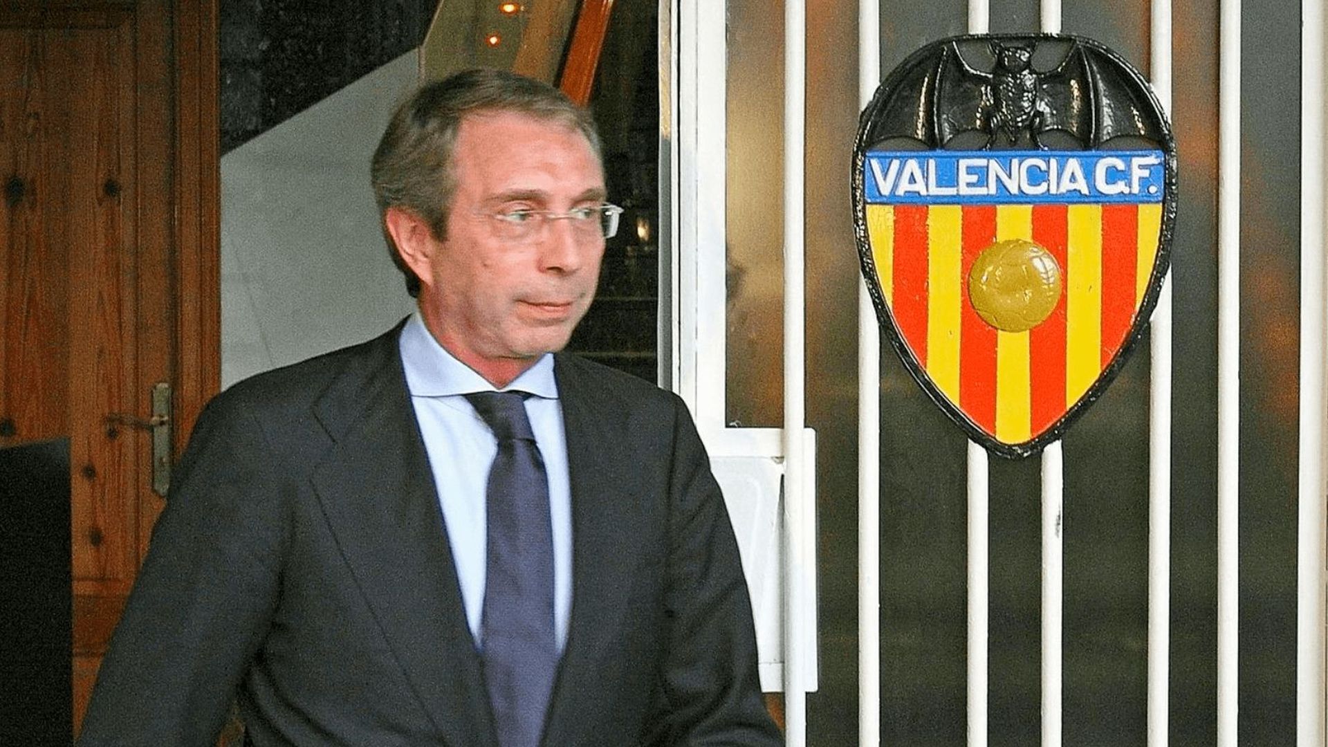 vicente_soriano_sale_de_mestalla_foto_efe_001.png