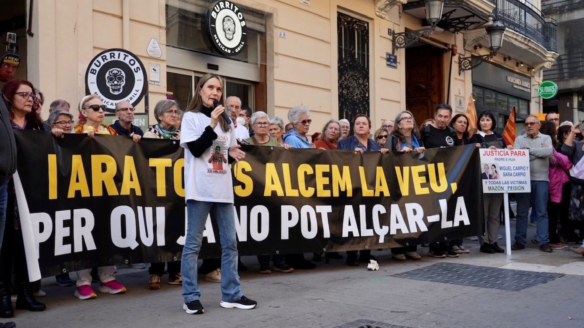 Víctimas protestan mientras comparece Mazón en Les Corts