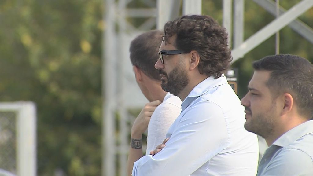 (Mediaset) Víctor Orta, muy pendiente del entrenamiento del Sevilla