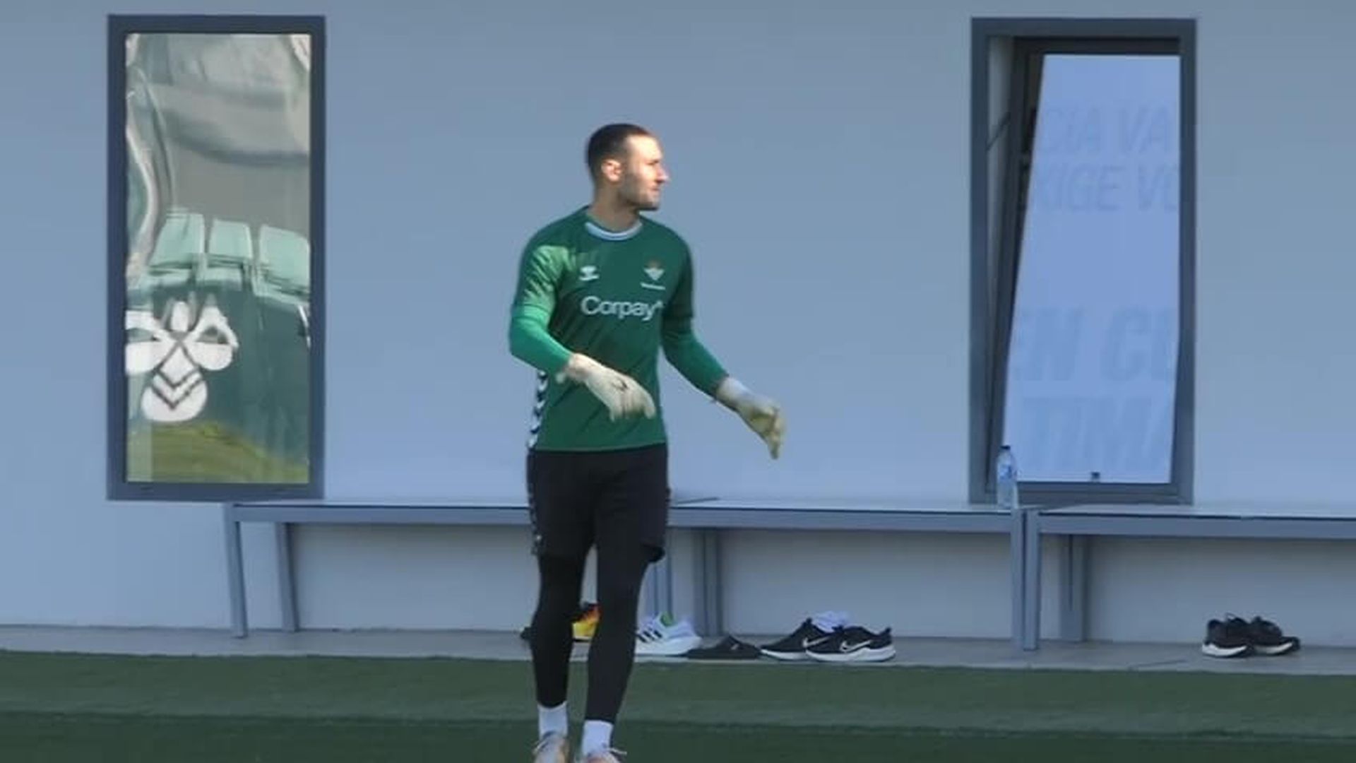 vieites_tras_recibir_el_pasillo_de_sus_companeros_en_el_entrenamiento_001.jpg vieites_tras_recibir_el_pasillo_de_sus_companeros_en_el_entrenamiento_001.jpg