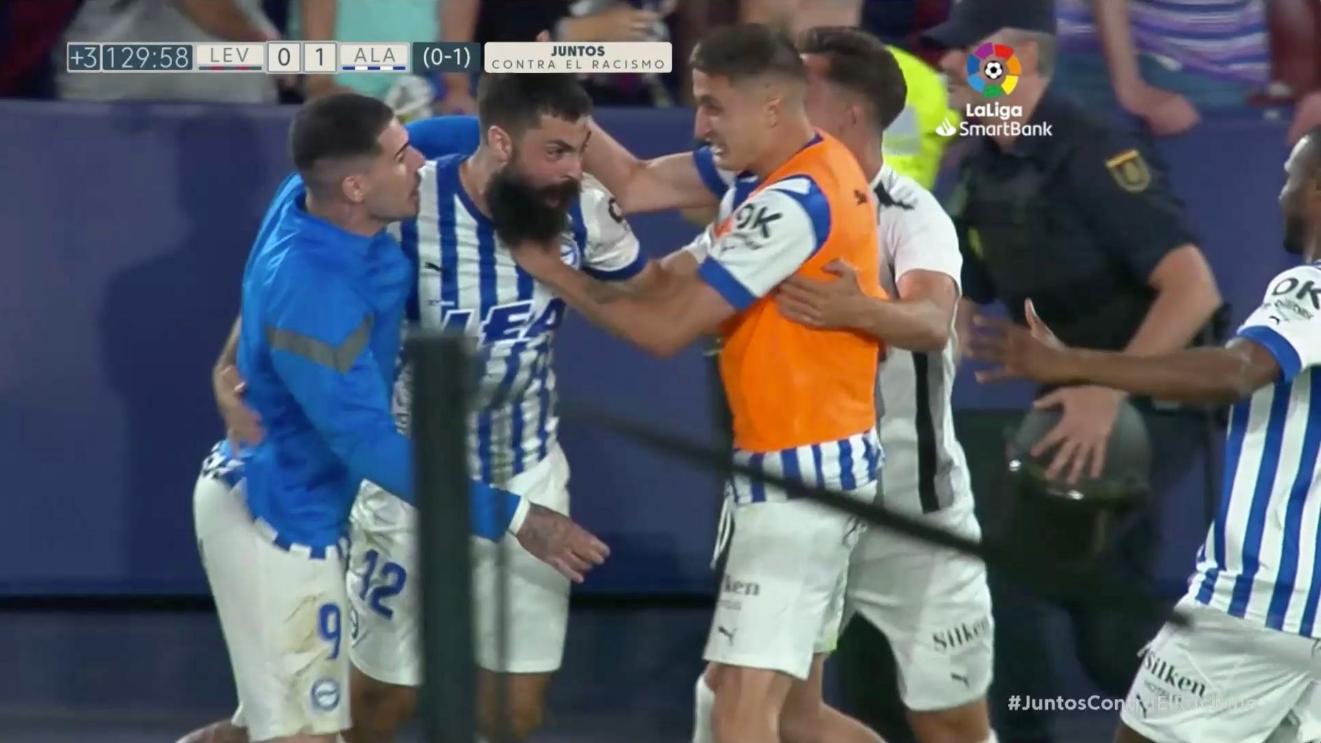 villalibre_celebra_el_gol_del_ascenso_con_sus_companeros_001.png