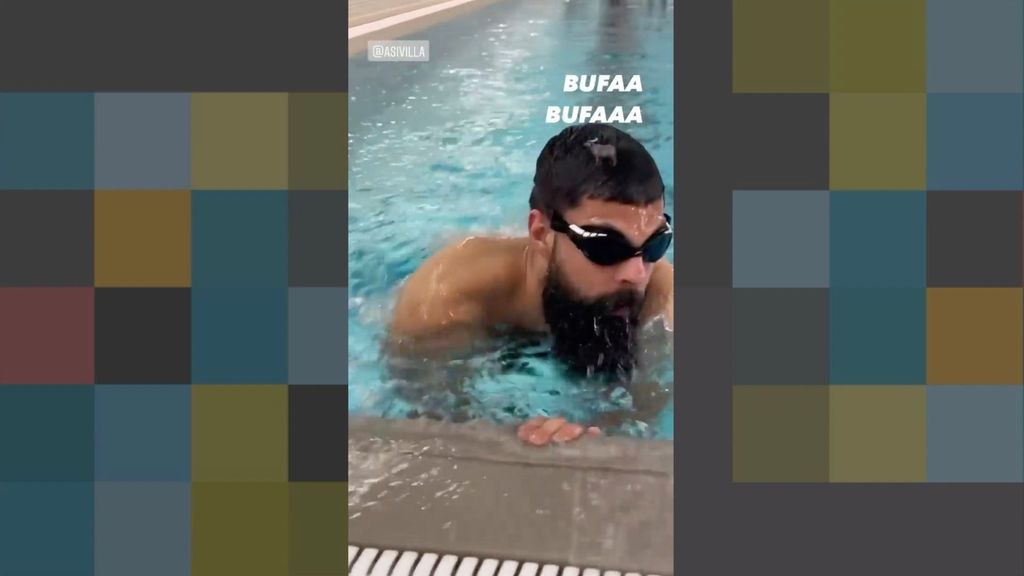 "Bufa, bufa": El vacile de Íñigo Martínez a Asier Villalibre mientras nada en la piscina