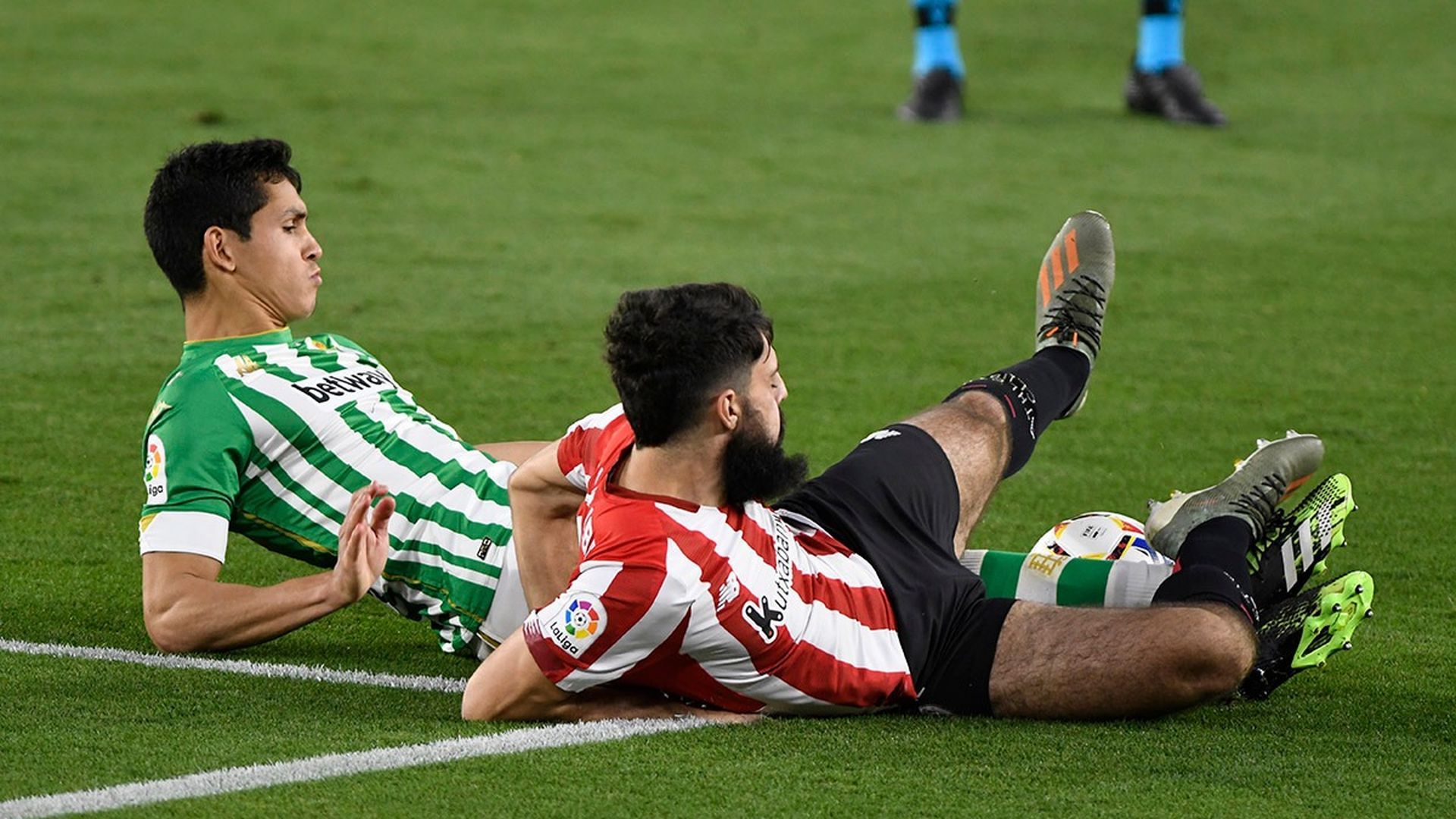 villalibre_pelea_con_mandi_por_un_balon_en_el_betis_athletic_foto_kiko_hurtado_001.jpeg