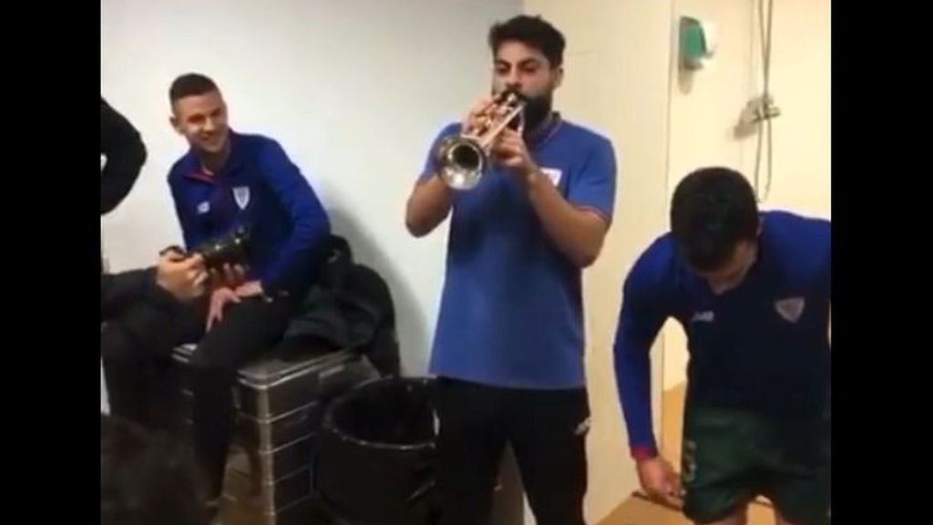 Villalibre anima la fiesta en el vestuario del Athletic