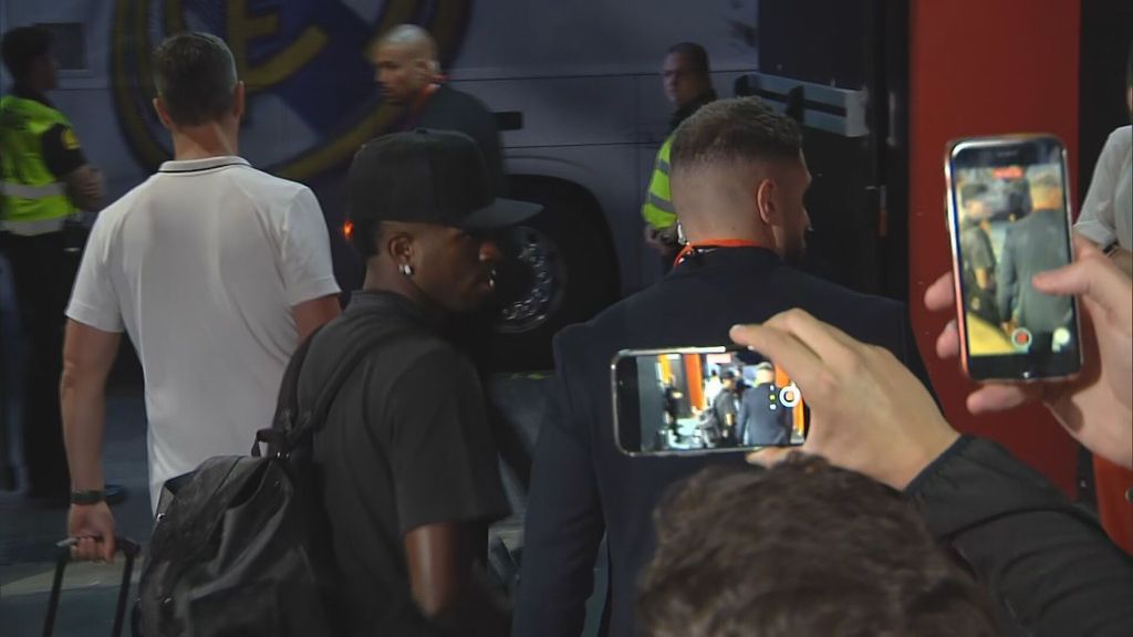 (MEDIASET) Vinicius se pone a firmar autógrafos a la salida de Mestalla tras la polémica