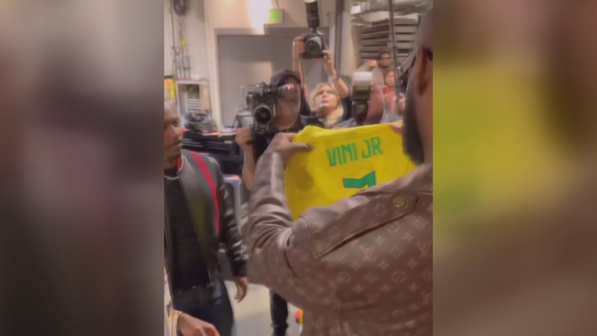 vinicius_cumple_su_sueno_y_conoce_a_lebron_james_en_persona_001.jpeg vinicius_cumple_su_sueno_y_conoce_a_lebron_james_en_persona_001.jpeg