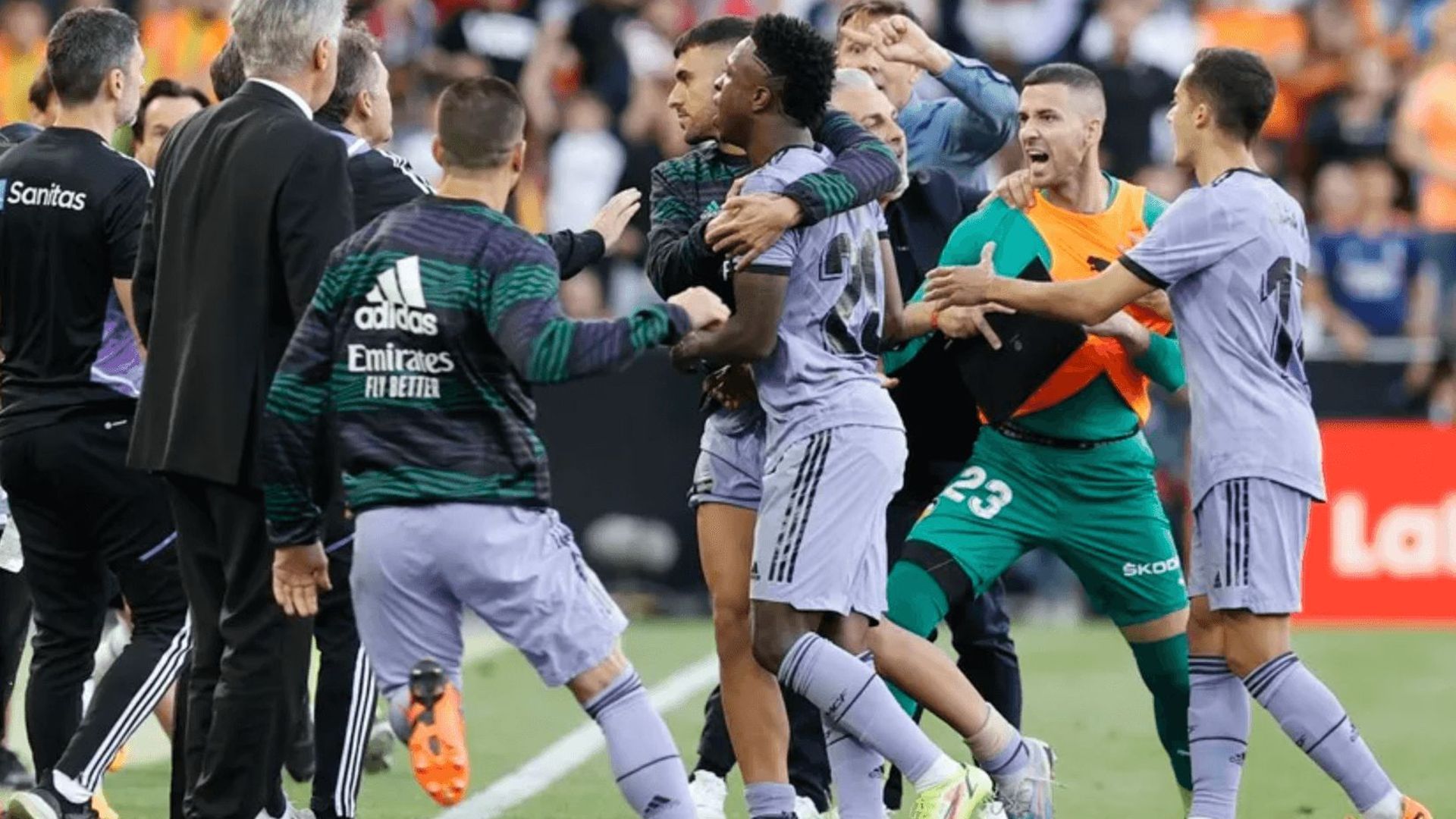 vinicius_en_mestalla.png vinicius_en_mestalla.png