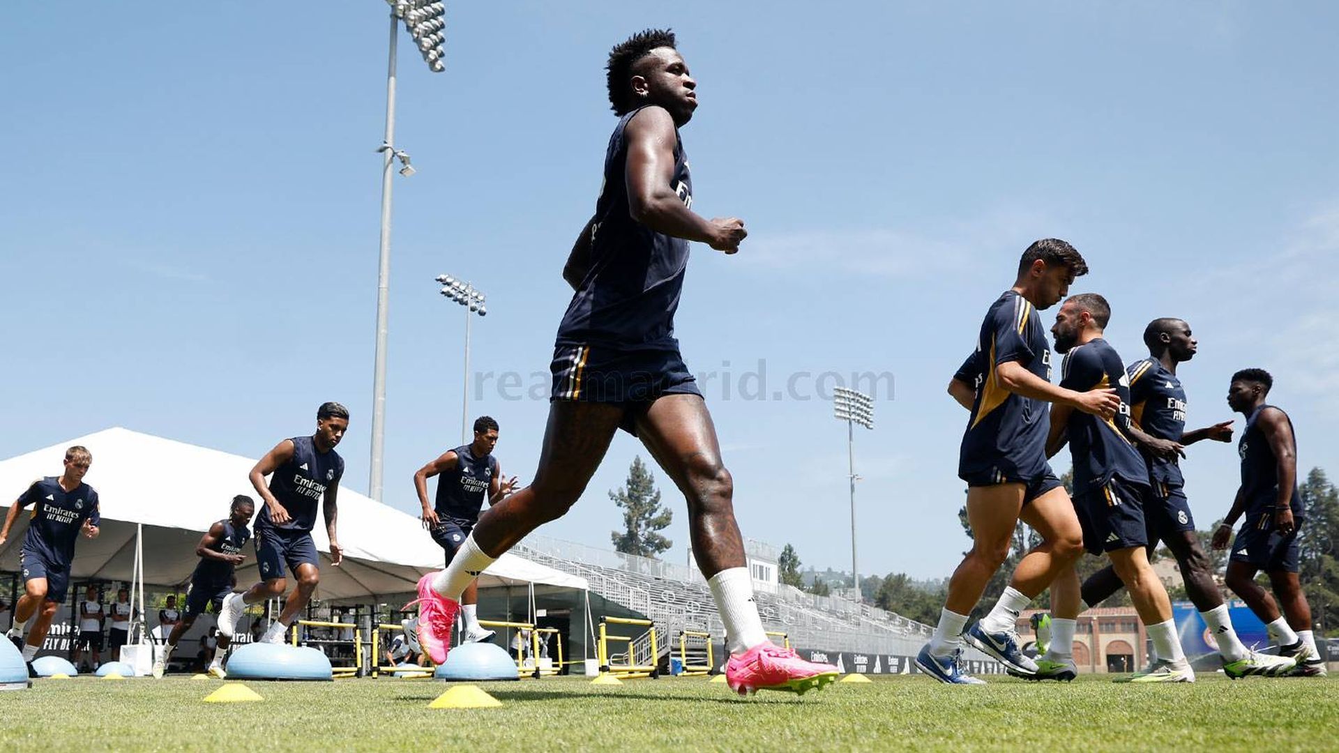 vinicius_en_un_entrenamiento_en_los_angeles_foto_rm_001.jpg