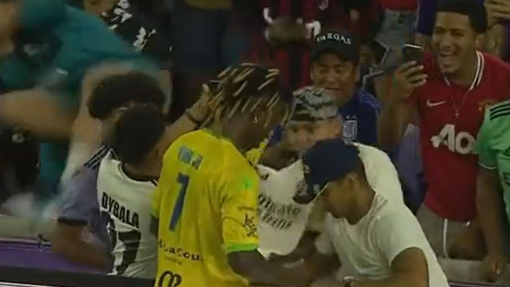 Vinicius falla un gol y se pone a firmar camisetas