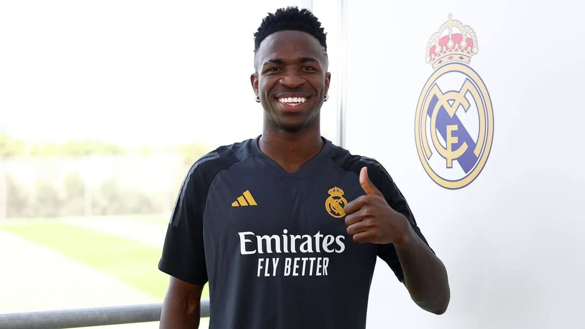 vinicius_posa_en_el_media_day_del_real_madrid_foto_rm.jpg