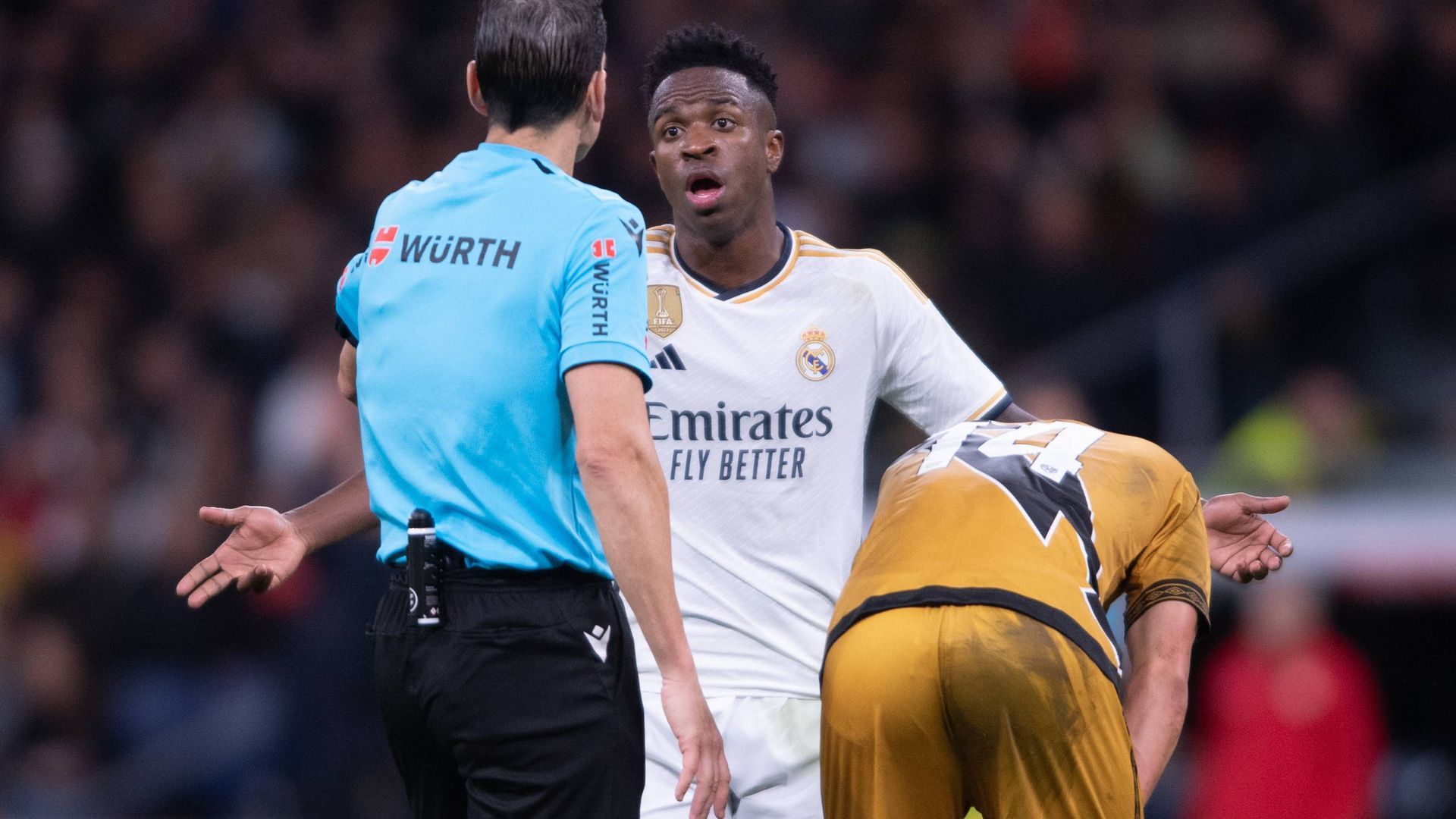 vinicius_protestando_a_munuera_montero_una_falta_en_el_real_madrid_rayo_foto_cordon_pr_001.jpg vinicius_protestando_a_munuera_montero_una_falta_en_el_real_madrid_rayo_foto_cordon_pr_001.jpg