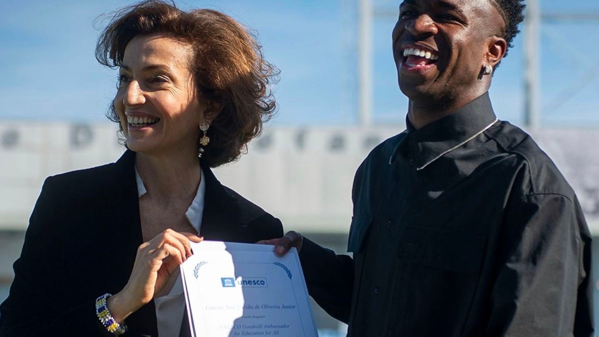 vinicius_recibiendo_el_premio_001.png vinicius_recibiendo_el_premio_001.png