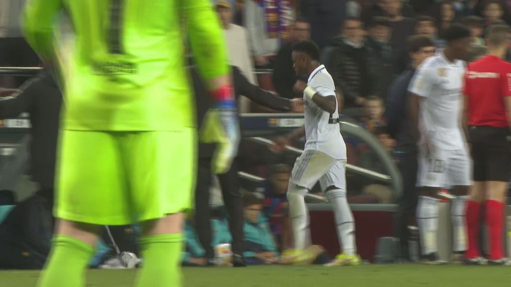 (MEDIASET) Vinicius se marcha enfadado al banquillo tras la tangana con Araújo y acaba pagando Ancelotti: le niega la mano