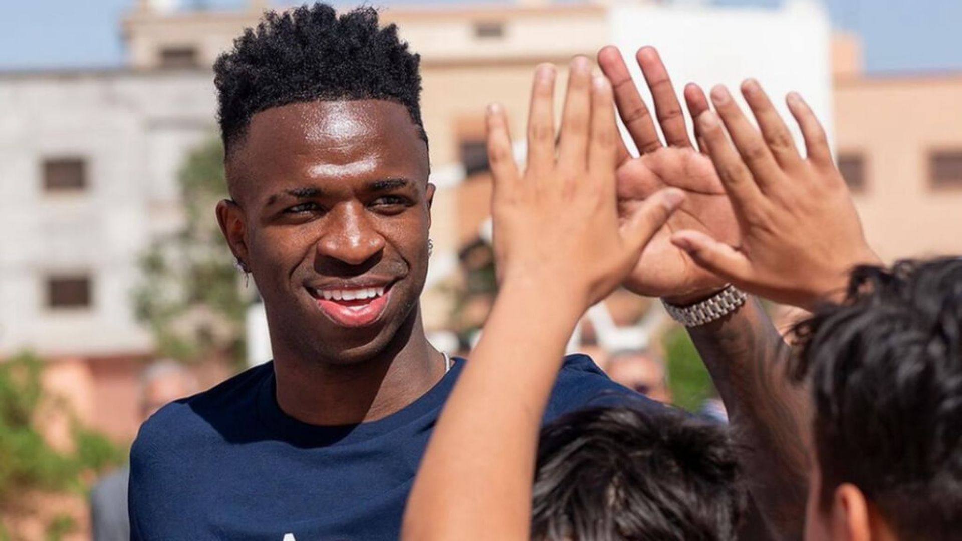 vinicius_sorprende_a_unos_ninos_en_un_partido_en_el_recreo_foto__institutovinijr_001.jpg