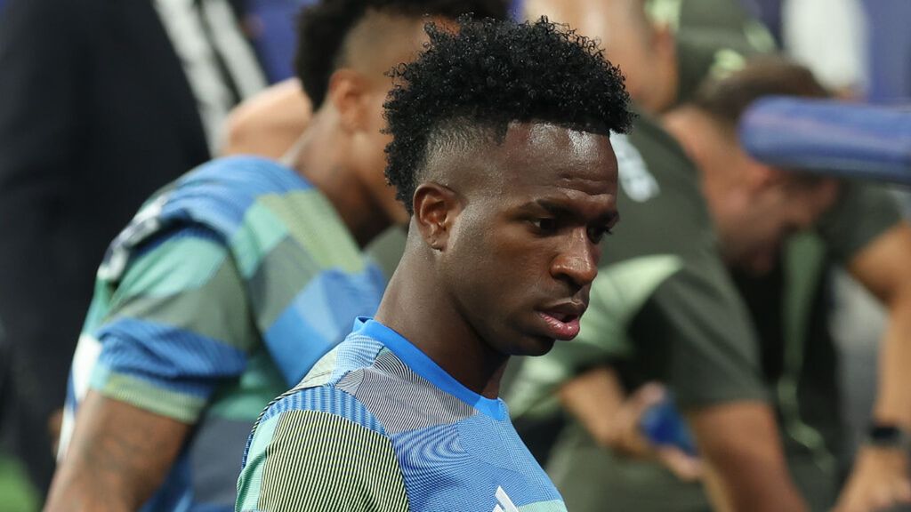 La comunicación no verbal de Vinicius en el banquillo que habla por él: “Está procesando lo que le pasa”
