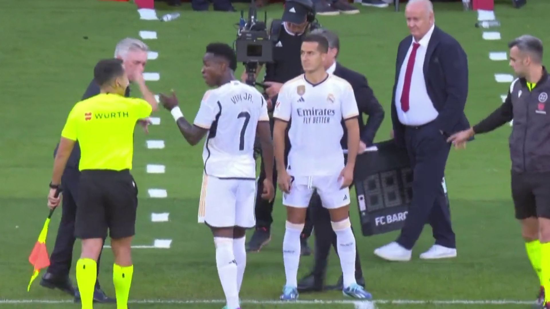 vinicus_al_arbitro__001.jpg vinicus_al_arbitro__001.jpg