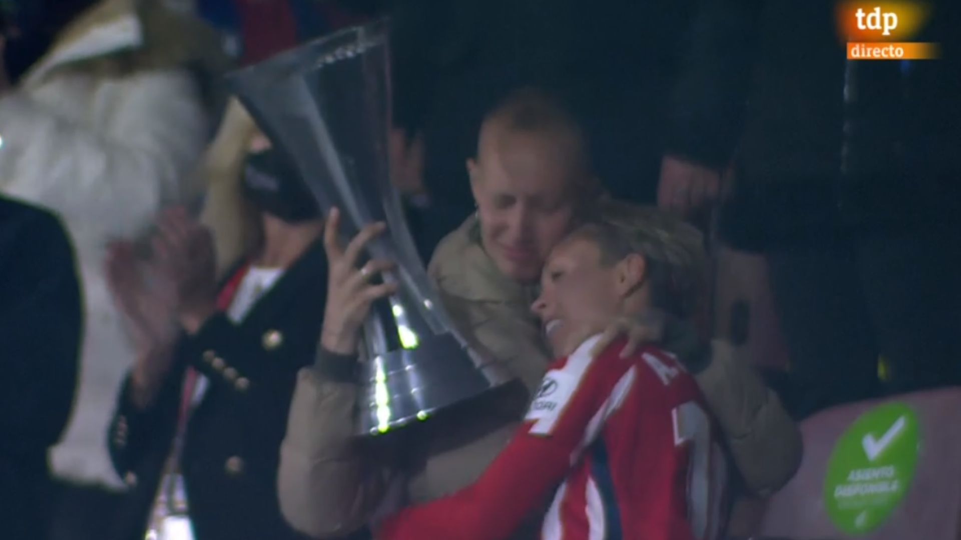 virginia_torrecilla_abraza_a_amanda_sampedro.jpg virginia_torrecilla_abraza_a_amanda_sampedro.jpg