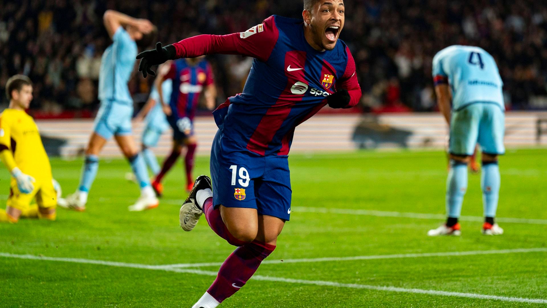 vitor_roque_celebra_su_gol_con_el_barcelona_ante_osasuna.jpg