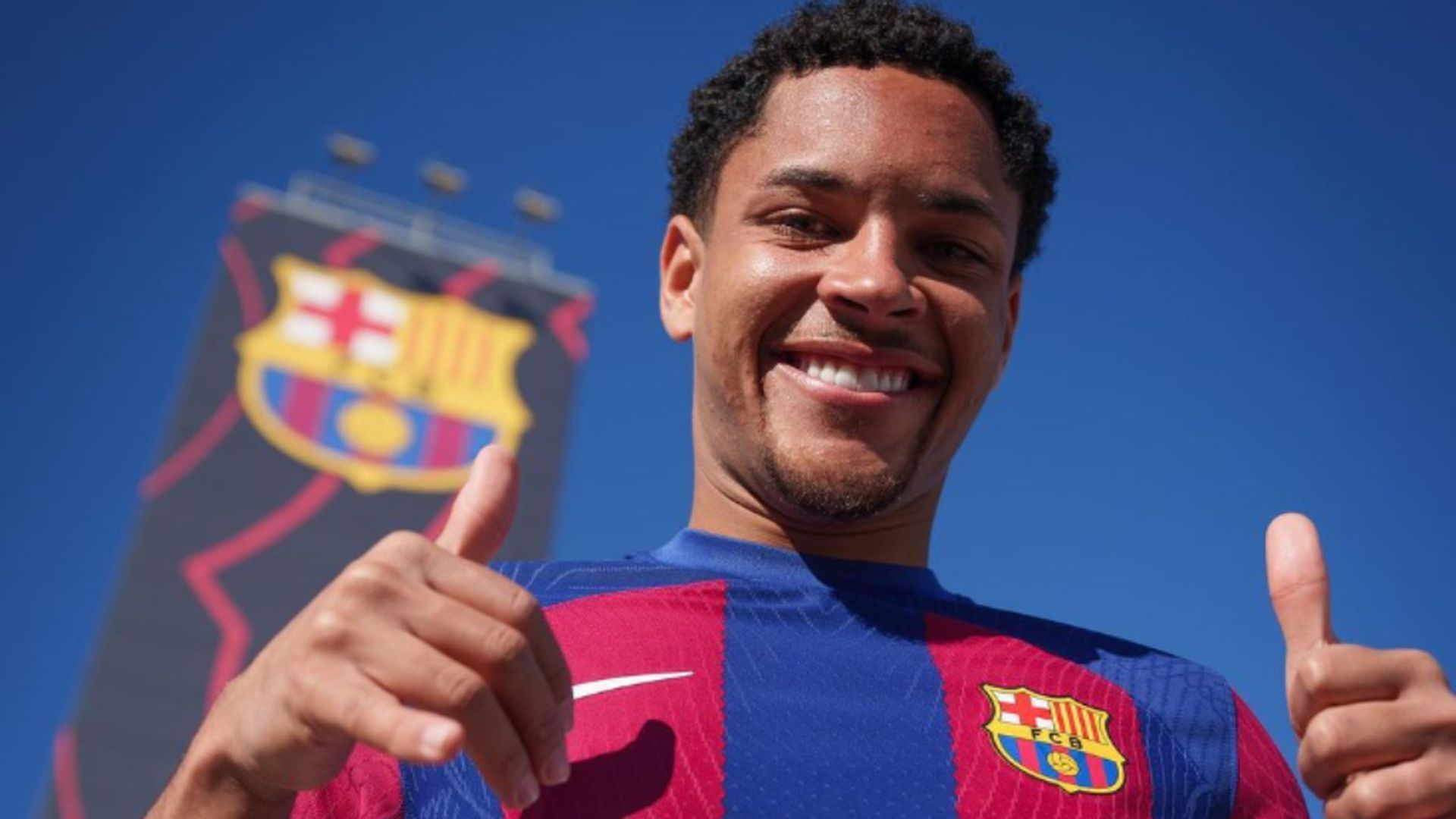 vitor_roque_posando_con_la_camiseta_del_fc_barcelona_fuente__vitor_roque9_001.jpg