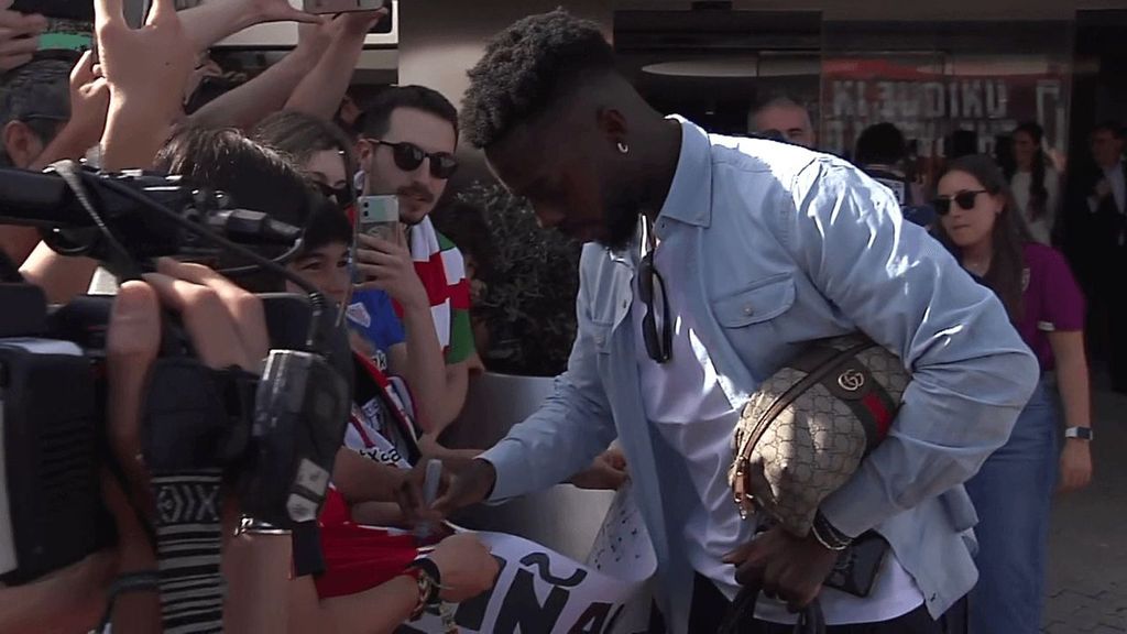 Iñaki Williams recibe el apoyo de la afición en la llegada del Athletic a Sevilla
