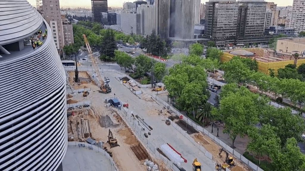 El vídeo del chorro de gas en el Bernabéu: obreros desalojados, Castellana cortada y estación de metro cerrada
