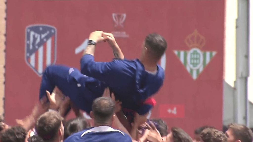 Fernando Torres fue manteado por sus jugadores tras ganar la Copa de Campeones