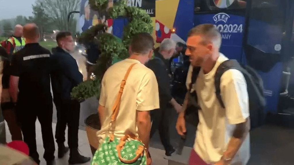 La Selección Española llega a Alemania bajo un chaparrón: Nacho y Joselu intentan escapar de la lluvia, pero no lo consiguen