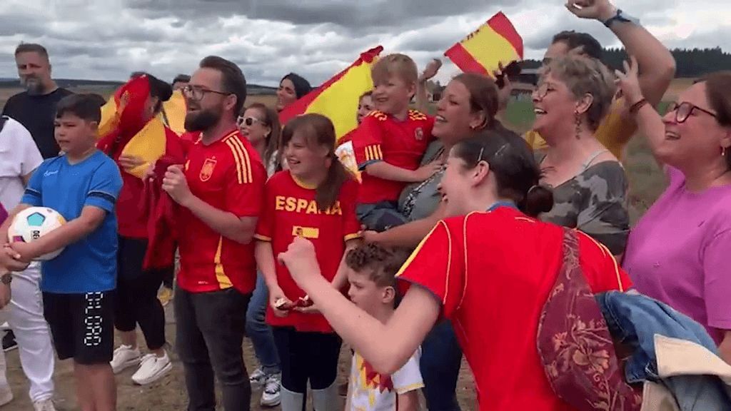La afición de España felicita el cumpleaños a Nico Williams: cantan a las puertas del entrenamiento