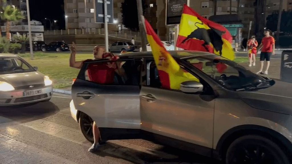 Aficionados españoles acuden a la verja de Gibraltar para celebrar la Eurocopa