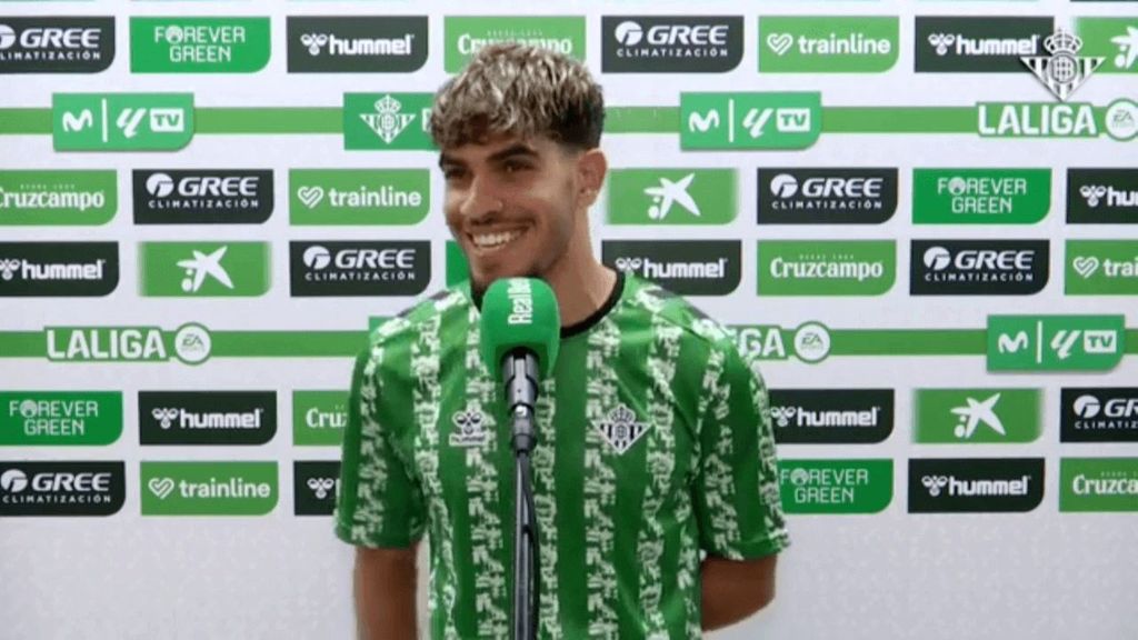 Ez Abde y divertida respuesta tras la equivocación de un periodista: "No me quites goles"