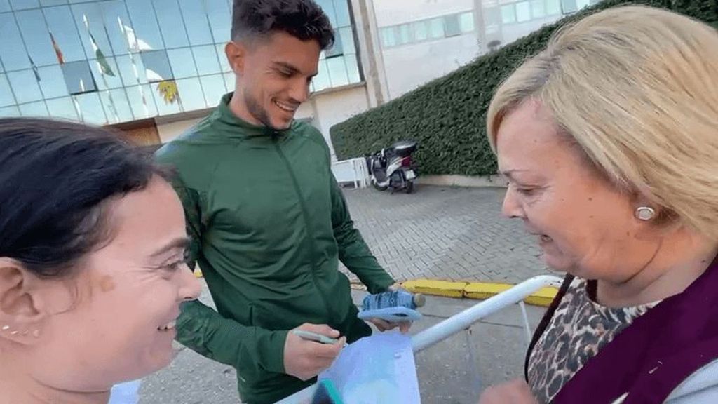 La guasa de dos aficionadas con Marc Bartra