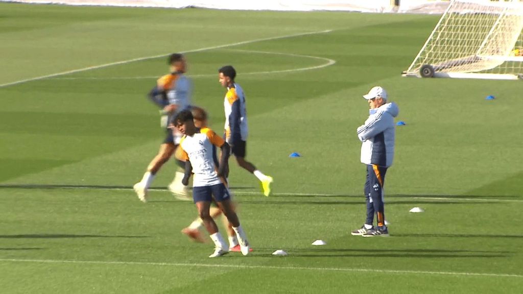 Carlo Ancelotti no le quita ojo Endrick en el entrenamiento antes del partido contra el Athletic