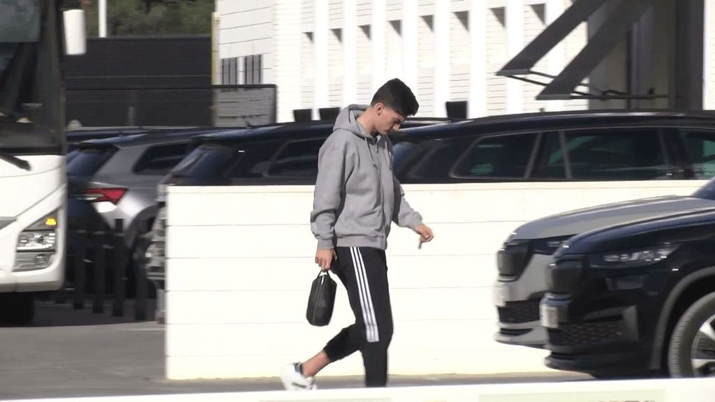 Los jugadores del Valencia entrenan tras el 7-1 del Barça
