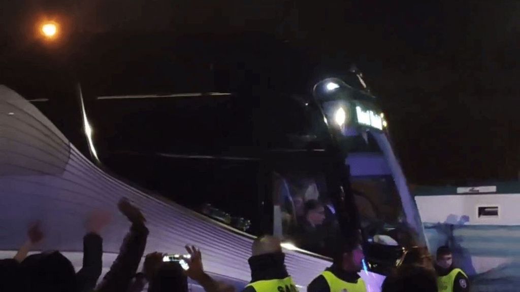 El reproche de un aficionado de la Real Sociedad al autobús del Real Madrid