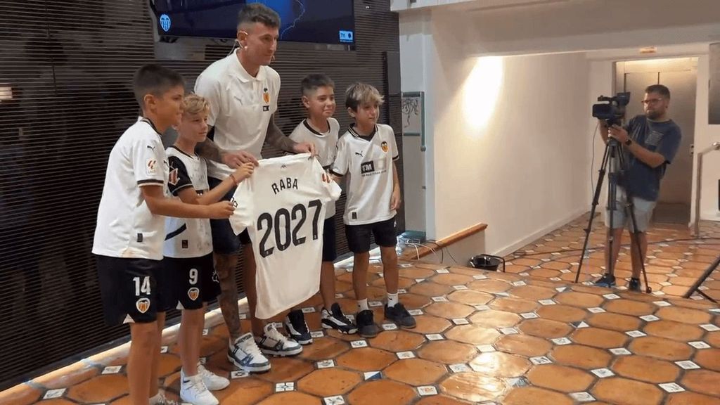 Los niños del barro de la DANA presentan a DANI RABA