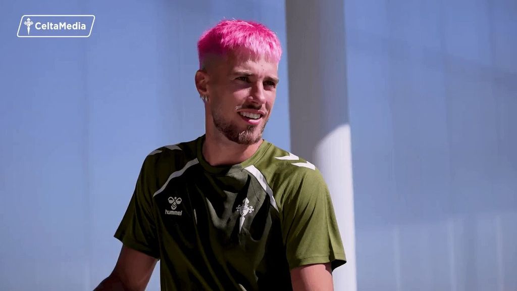 Óscar Mingueza sorprende con su pelo en el regreso a los entrenamientos del Celta