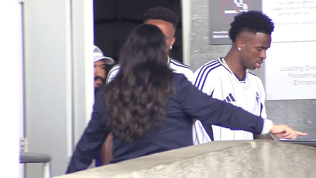 Vinicius intentó eludir a la prensa tras el partido pero la seguridad de la FIFA lo evitó