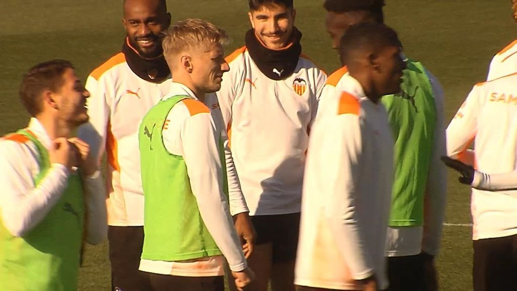 (Mediaset) La imagen de la actitud ausente de Wass en el Valencia: buen rollo y collejas de todos menos él en el entreno
