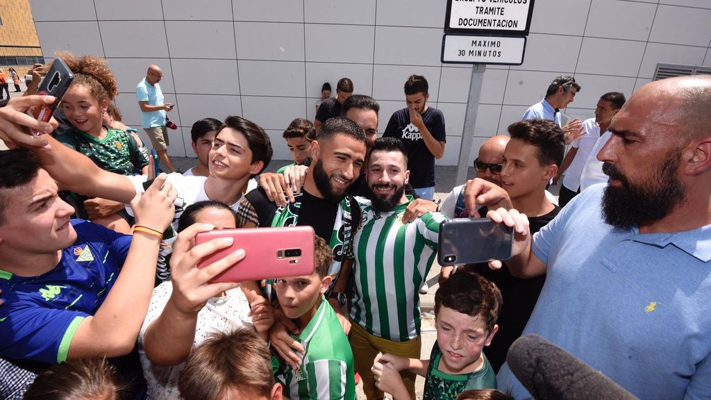Fekir llega a Sevilla para fichar por el Real Betis