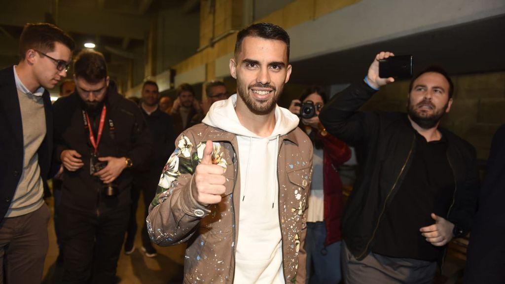 Suso llega al aeropuerto de Sevilla