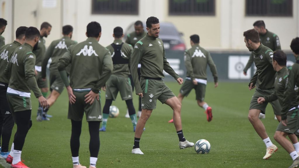 Feddal, durante el entrenamiento del Betis ante los posibles rumores de su fichaje por el Valencia