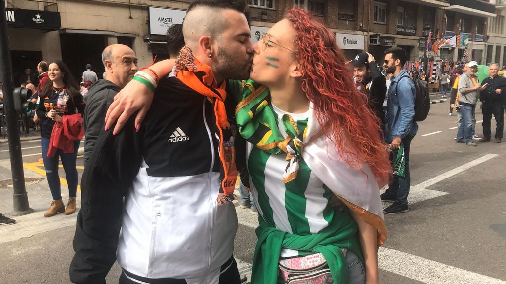 Valencia-Betis: Besos, sí; mascarillas, no, en Mestalla