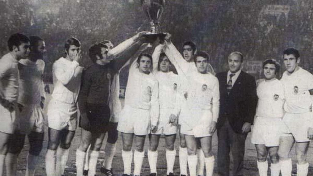 Mari Tere, aficionada del Valencia CF, campeón de liga en la temporada 1970-71