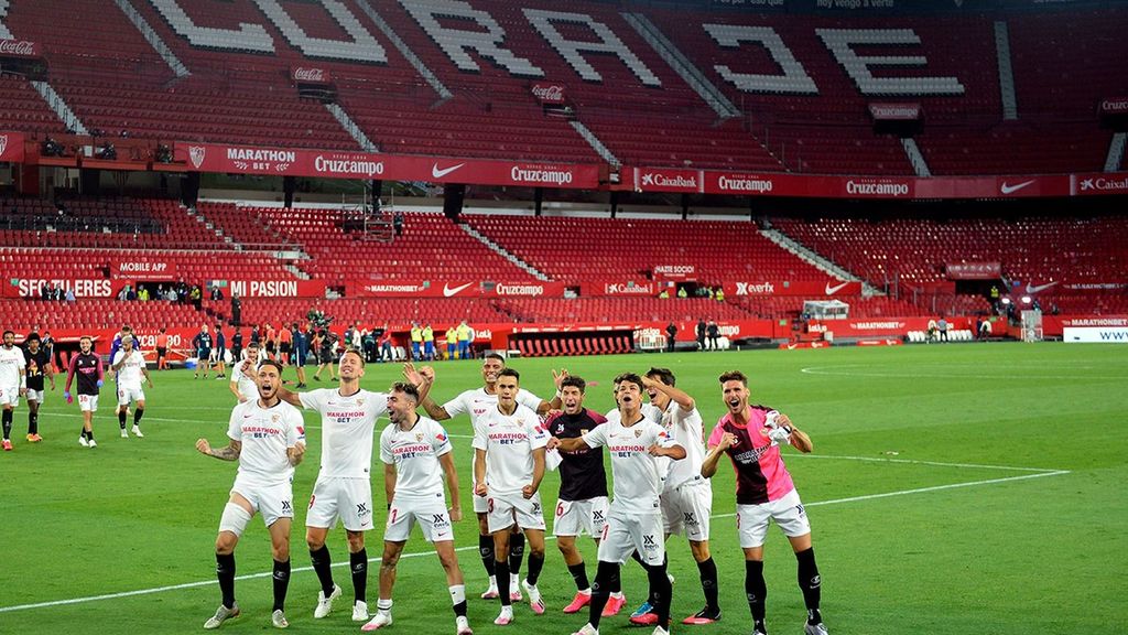 Sevilla 2-0 Betis: La celebración de los jugadores del Sevilla tras ganar el derbi (Jornada 28)