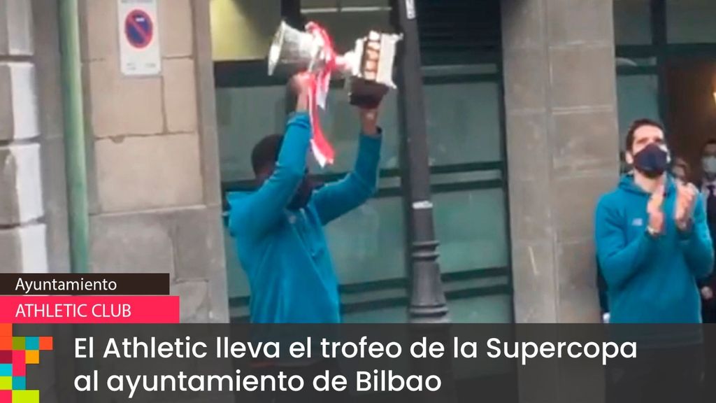 Supercopa de España: El Athletic de Bilbao ofrece el trofeo en el ayuntamiento